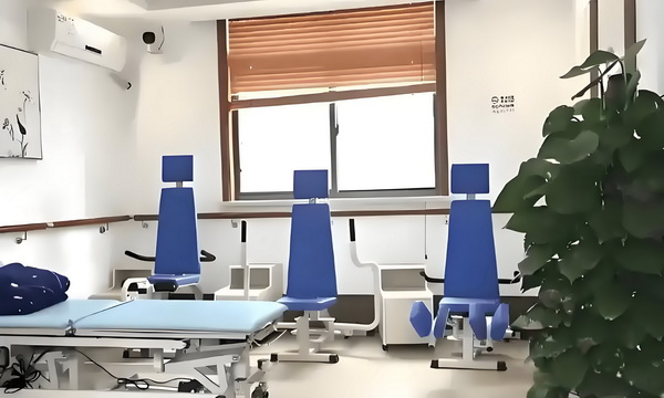 留学生落户回国_佟丽娅儿子正脸曝光，五官气质超像爸爸 并拿聘礼万元作为出2